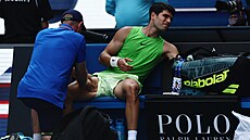 Carlose Alcaraze trápí v semifinále Australian Open zran�ní.