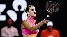 Aryna Sabalenková se zlobí na rozhod�í v semifinále Australian Open.