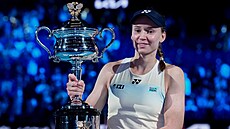 Jelena Rybykinová pózuje s trofejí pro vít�zku Australian Open.