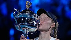 Jelena Rybakinová líbá trofej pro vít�zku Australian Open.