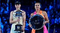 Jelena Rybakinová (vlevo) pózuje s trofejí pro vít�zku Australian Open, vedle...
