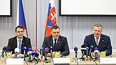 Ministr �ivotního prost�edí Petr Macinka (Motoristé), slovenský ministr Tomá�...