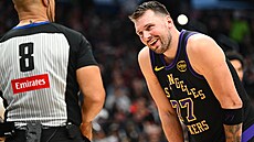 Luka Don�i� v horovu s rozhod�ím Marcem Davisem.