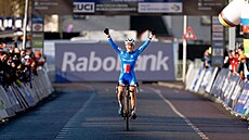 Barbora Bukovská slaví titul juniorské mistryn� sv�ta v cyklokrosu.