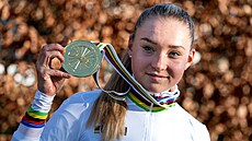 Barbora Bukovská se zlatou medailí ze závodu juniorek na cyklokrosovém...
