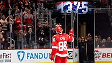 Patrick Kane si u�ívá zaslou�ené ovace od fanou�k� Detroitu.
