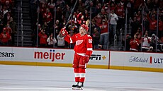 Patrick Kane mává fanou�k�m Detroitu.