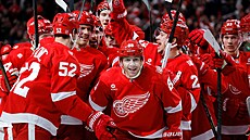 Spoluhrá�i blahop�ejí Patricku Kaneovi k dosa�ení amerického rekordu v po�tu...