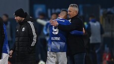 Olomoucký trenér Tomá� Janotka se objímá s Janem Klimentem po výh�e nad Hradcem...