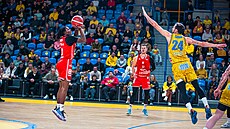 Robert Bonham st�ílí v utkání s Opavou.