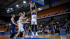 Adam Kejval zav�uje v utkání proti D��ínu.