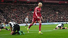 Hugo Ekitike slaví gól do sít� Newcastlu.