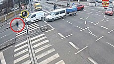 Chodkyn� na p�echodu vb�hla p�ímo pod auta, jedno ji srazilo