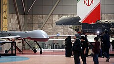 Revolu�ní gardy v Teheránu p�edstavily zbra�ové systémy, pou�ité ve válce s...