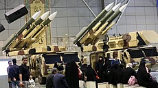 Revolu�ní gardy v Teheránu p�edstavily zbra�ové systémy, pou�ité ve válce s...