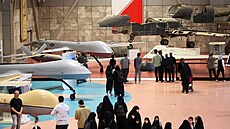 Revolu�ní gardy v Teheránu p�edstavily zbra�ové systémy, pou�ité ve válce s...