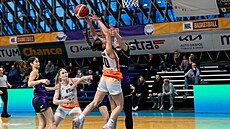 Basketbalistka Anna Jedli�ková nají�dí do ko�e Slovanky.