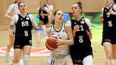 Ostravská Bohdana Mety�ová se sna�í dostat ke st�ele kolem královehradecké...