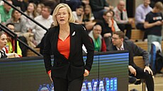 Trenérka Hradce Králové a �enské reprezentace Romana Ptá�ková sleduje...