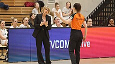 Ostravská trenérka Iveta Ra�ková debatuje s rozhod�í Veronikou Vávrovou.