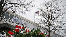 Dánské vlajky p�ed americkou ambasádou v Kodani (28. ledna 2026)