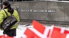 Dánské vlajky p�ed americkou ambasádou v Kodani (28. ledna 2026)