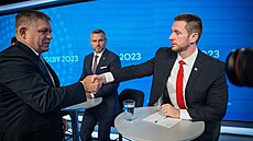 P�edseda slovenské strany Sm�r-SD Robert Fico si podává ruku s �éfem strany...