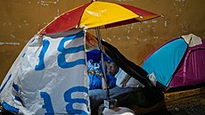 Alberto Guerrero spí, zatímco �eká na zprávy o svém uv�zn�ném bratrovi p�ed...