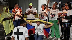 P�íbuzní zadr�ených se modlí poté, co venezuelská prozatímní prezidentka Delcy...
