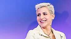 Tereza Kubí�ková (hokejová reportérka O2TV, vpravo) a Jana Niklová z �T Sport v...