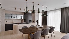 Hlavnímu obytnému prostoru dominuje oblý kuchy�ský ostr�vek z travertinu a...