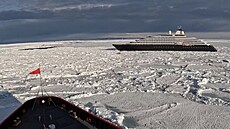 Ledoborec americké pob�e�ní strá�e Polar Star pomáhal luxusnímu plavidlu v...