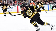 David Pastr�ák z Boston Bruins st�ílí.