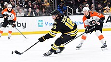 Pavel Zacha (18) z Boston Bruins v zápase s Philadelphia Flyers. Sleduje ho...