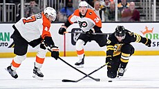 Pavel Zacha (18) z Boston Bruins vy��ouchl v zápase s Philadelphia Flyers puk z...