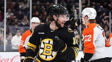 Pavel Zacha (18) z Boston Bruins slaví sv�j gól v zápase s Philadelphia Flyers.