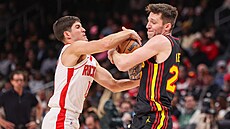 Reed Sheppard (15) z Houston Rockets a Vít Krej�í (27) z Atlanta Hawks se...