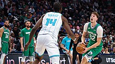 Cooper Flagg (32) z Dallas Mavericks se chystá ke st�ele na ko� Charlotte...