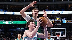 Kon Knueppel (7) z Charlotte Hornets zakon�uje na ko� Dallas Mavericks, brání...
