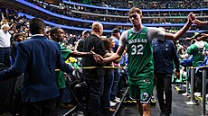 Cooper Flagg (32) se zdraví s fanou�ky Dallas Mavericks.