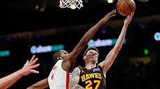 Vít Krej�í (27) z Atlanta Hawks zakon�uje na ko� Houston Rockets, o blok se...