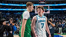 Cooper Flagg (vlevo) z Dallas Mavericks a Kon Knueppel z Charlotte Hornets si...