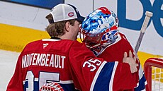Jakub Dobe� (vpravo) vychytal výhru Montreal Canadiens, gratuluje mu par�ák...