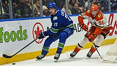 Filip Chytil (72) z Vancouver Canucks u puku v zápase s Anaheim Ducks, stíhá ho...