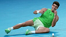 Carlos Alcaraz má radost z postupu do finále Australian Open.