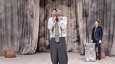 Tomá� Pavelka a Jan Hájek v p�edstavení Zni�it, které uvádí pra�ské divadlo...