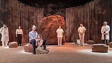 Jan Hájek a Nina Horáková v p�edstavení Zni�it, které uvádí pra�ské divadlo...