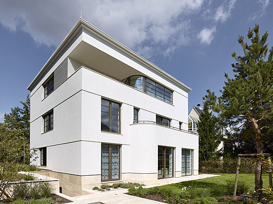 Architektonické �e�ení stavby �erpá z tradice funkcionalistických vil u nás