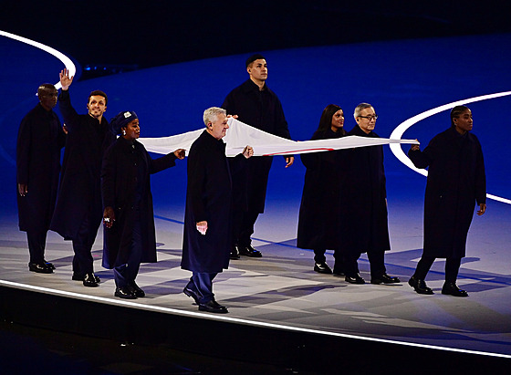 Pita Taufatofua nesl b�hem slavnostního zahájení Zimních olympijských her...