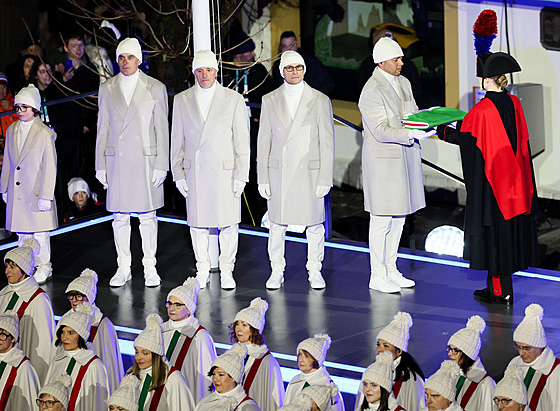 Slavnostní zahajovací ceremoniál ZOH Milán-Cortina 2026. �leny zlaté olympijské...